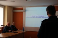 Komendant Powiatowy Policji w Kłobucku omawia wyniki.