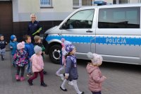 policjanci pokazują dzieciom radiowóz oznakowany