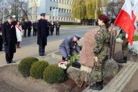 Komendant KPP w Kłobucku składa wiązankę kwiatów pod pomnikiem