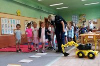 policjantka i przedszkolaki