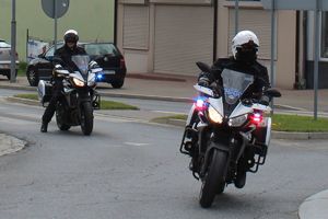 dwóch policjantów jedzie na motocyklach służbowych