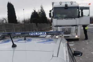 Zdjęcie przedstawia pojazd ciężarowy oraz radiowóz.